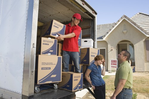 Local moving truck service for homes and offices in Londonremoval